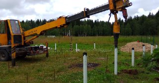 Закручивание винтовых свай в Костомукша. Аренда машины для закручивания свай цена от 2940 руб